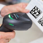 Was ist der Unterschied zwischen Data Matrix Code und QR-Code? Barcodescanner der vor einem Data Matrix Code und einem QR Code ist