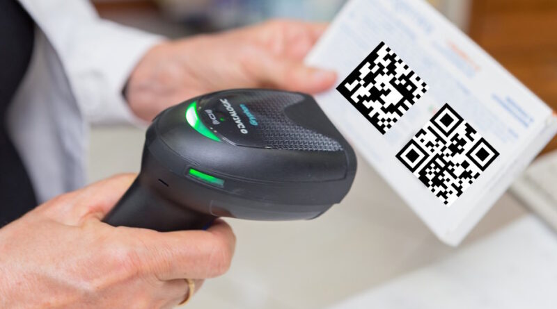 Barcodescanner der vor einem Data Matrix Code und einem QR Code ist