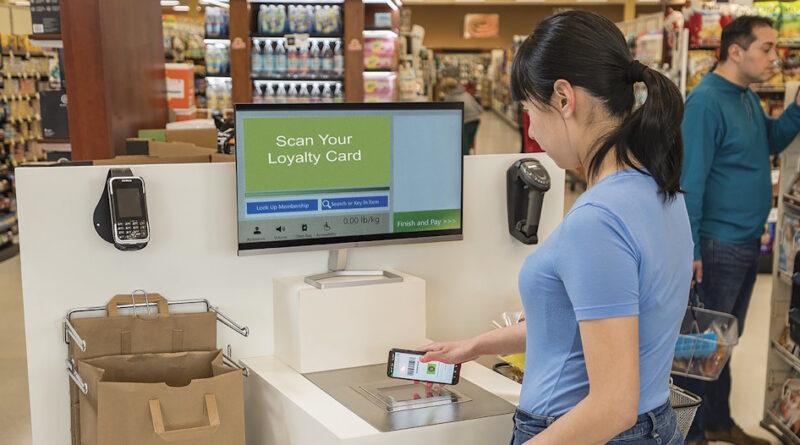 Frau steht an einer Selbstbedienungskasse