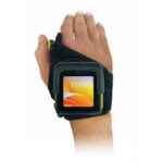 Hand mit Wearable-Android-Computer auf dem Handrücken